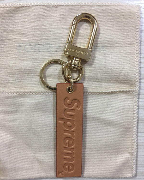 (ルイヴィトン)/ロゴキーホルダー/シュプリームコラボ/キーホルダー/ブラウン×ゴールド/ヌメ革×シュプリーム/ シュプリーム / シュプリーム MP2075