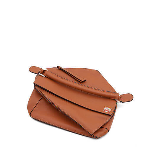 新作!ロエベ PUZZLE BAG スモールサイズ タン ショルダーバッグ ポシェット 322.30.S21