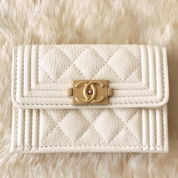 シャネルスーパーコピー 秋冬で大人気 BOYマトラッセ三つ折りミニ☆キャビアホワイト chanel215