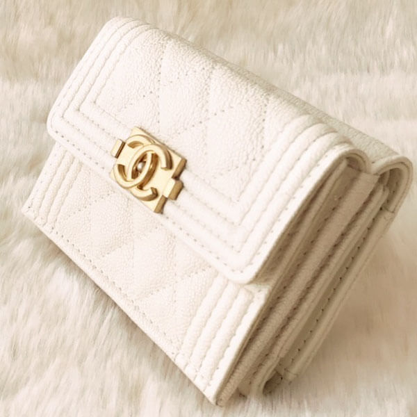 シャネルスーパーコピー 秋冬で大人気 BOYマトラッセ三つ折りミニ☆キャビアホワイト chanel215