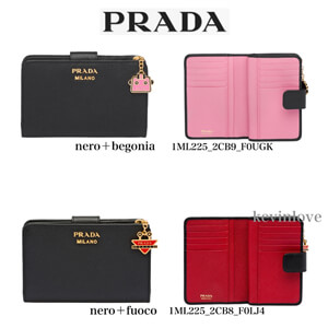 新作!☆PRADAプラダ☆チャーム付きサフィアーノ二つ折り財布☆1ML225