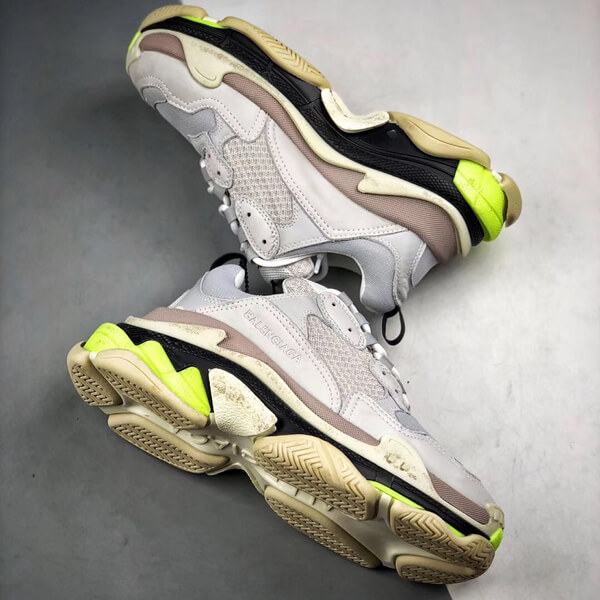 バレンシアガ Triple S スニーカー "グレー&蛍光" 41621W09O2