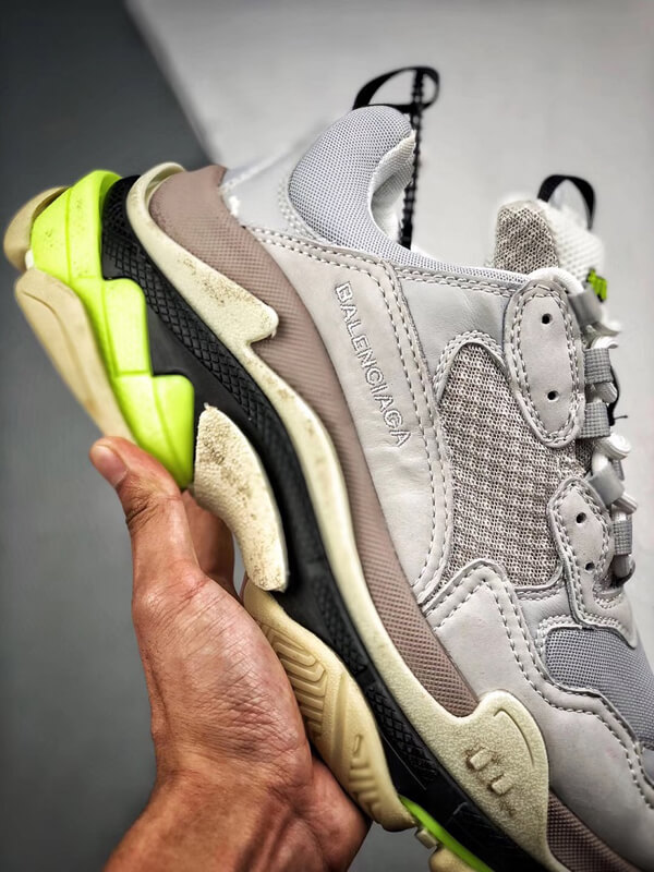 バレンシアガ Triple S スニーカー "グレー&蛍光" 41621W09O2