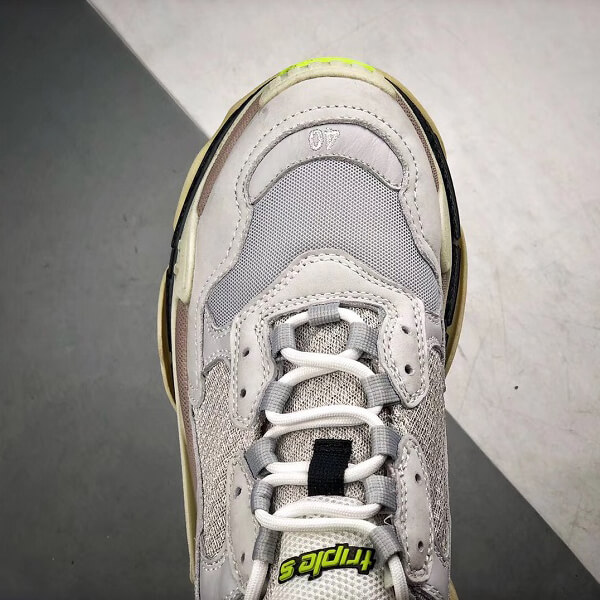 バレンシアガ Triple S スニーカー "グレー&蛍光" 41621W09O2