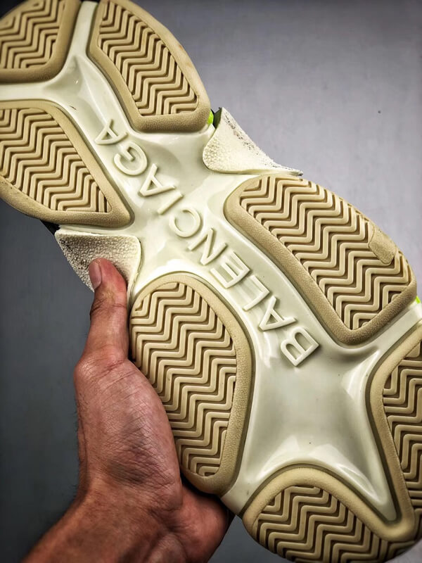 バレンシアガ Triple S スニーカー "グレー&蛍光" 41621W09O2