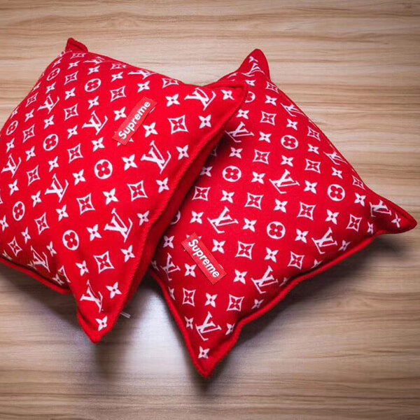 人気話題コラボ!シュプリーム x シュプリーム x ルイヴィトンスーパーコピー MP1886 モノグラム Pillow モノグラム ピローRed レッド 赤2019〜2020AW