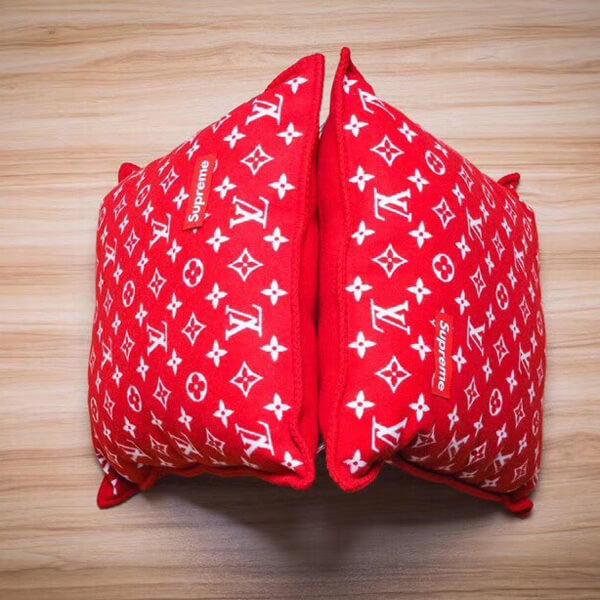 人気話題コラボ!シュプリーム x シュプリーム x ルイヴィトンスーパーコピー MP1886 モノグラム Pillow モノグラム ピローRed レッド 赤2019〜2020AW