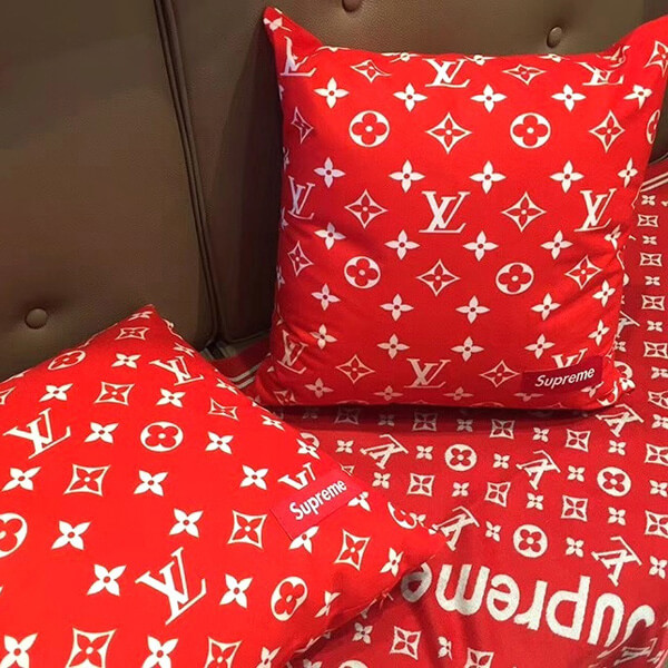 人気話題コラボ!シュプリーム x シュプリーム x ルイヴィトンスーパーコピー MP1886 モノグラム Pillow モノグラム ピローRed レッド 赤2019〜2020AW