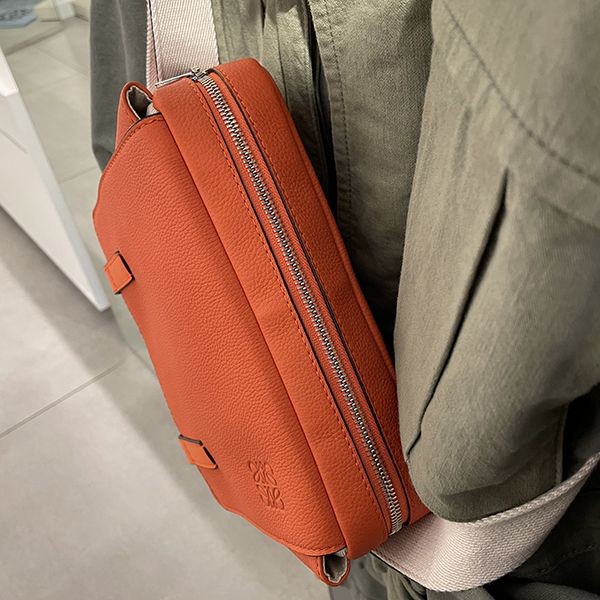 完売人気!ロエベメッセンジャーバック偽物 【追跡付】