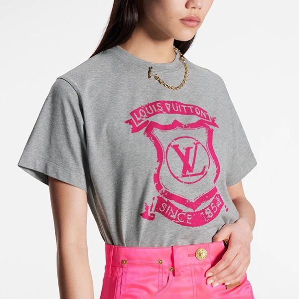 ◇ルイヴィトン◇LVコートオブアームTシャツ 偽物★送料込★1AAAE9