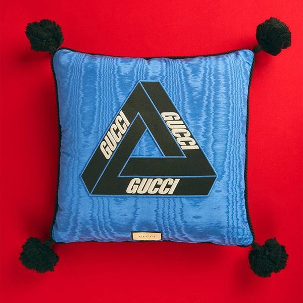 コラボ Palace×グッチ プリント入り シルク ピロー 偽物 728006ZALXO4086