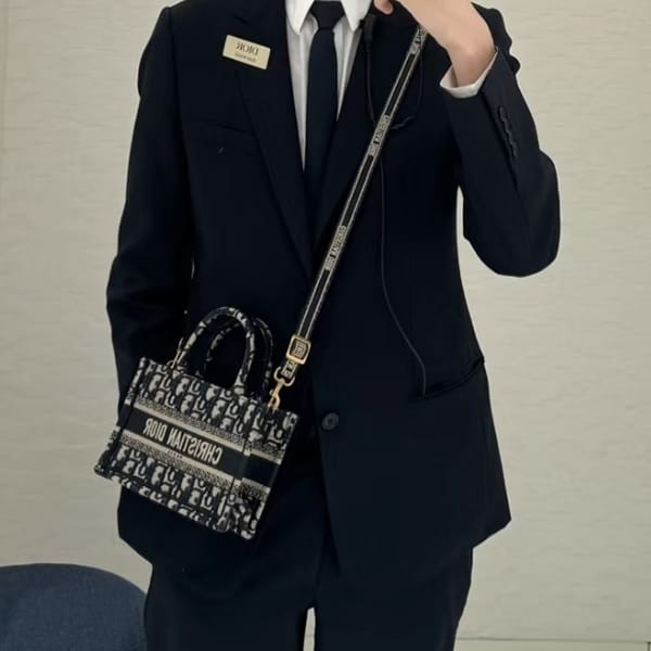 ディオール BOOK TOTE 偽物 ミニ ショルダーバッグ S5573CRIW_M928