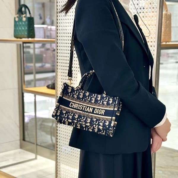 ディオール BOOK TOTE 偽物 ミニ ショルダーバッグ S5573CRIW_M928