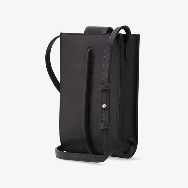 入手困難品!フェンディ iPhone14/15 スマホケース コピー フォンポーチ 5色 7AS192A5DYF0KUR