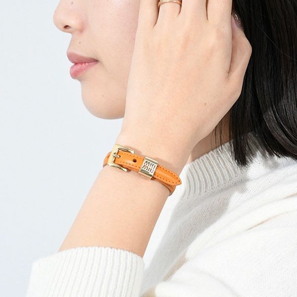超人気ミュウミュウ 偽物 ロゴレザーブレスレット5IB468 2F8W