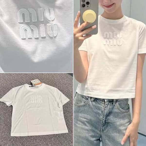 ミュウミュウ エンボスロゴ入りホワイトコットンtシャツ mjn483