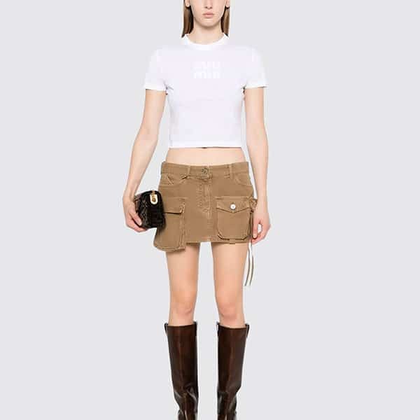 ミュウミュウ エンボスロゴ入りホワイトコットンtシャツ mjn483