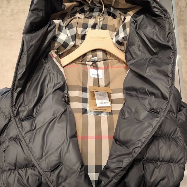 追跡付きで安心届け◆【バーバリー】WITLEY SHORT ベルテッド ダウンコート 偽物 8091112