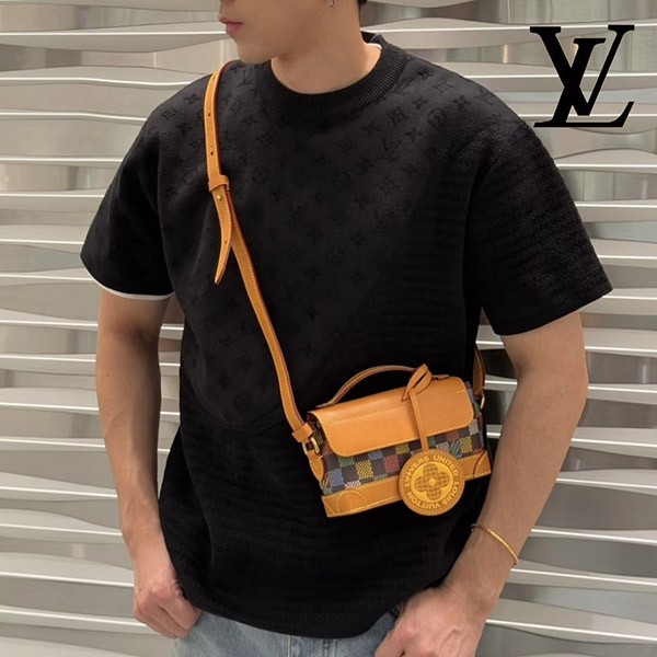 注目度抜群!【シンプルお洒落♪】ルイヴィトン 偽物★クルーネック Tシャツ 1AHCMQ
