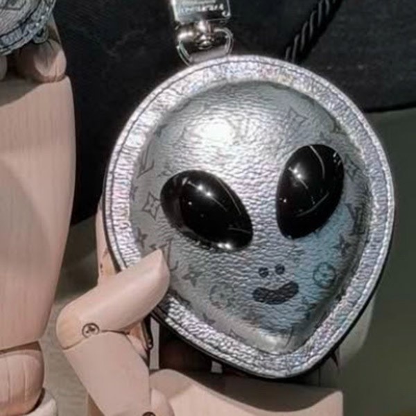 【注目を集める宇宙人ポーチ☆】ルイヴィトン 偽物 ポーチ バッグチャーム・LV エイリアン M02429