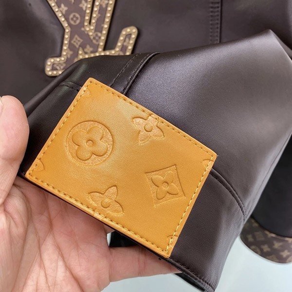 追跡付【トラッカーシルエットが魅力的♪】ルイヴィトン★エンベリッシュド レザートラッカージャケット 偽物 1AHBY5
