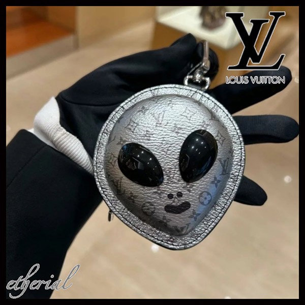 【注目を集める宇宙人ポーチ☆】ルイヴィトン 偽物 ポーチ バッグチャーム・LV エイリアン M02429