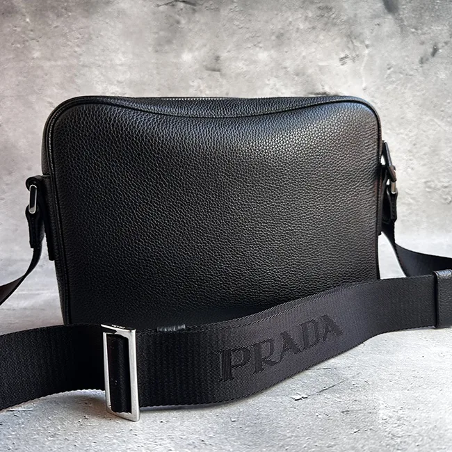 プラダ トライアングル ロゴ レザーショルダーバッグ n級品 2VH094
