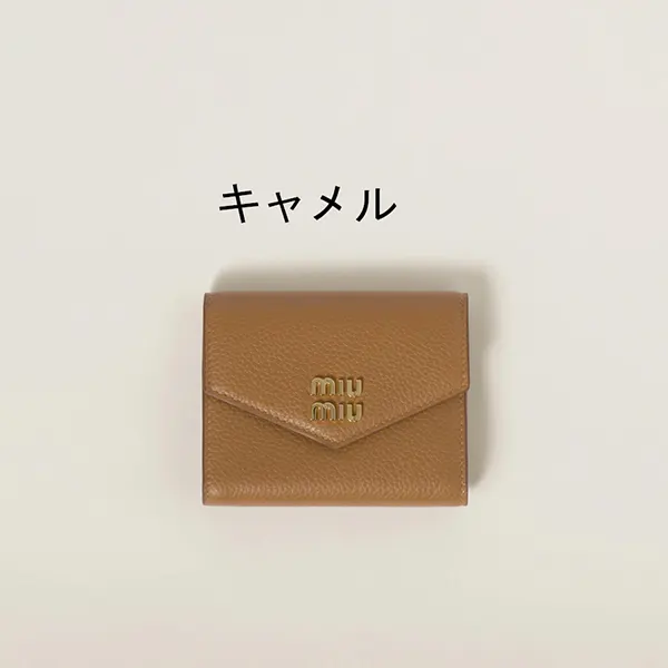 ミュウミュウ ヴィッテロダイノレザー 折り財布 コピー 25032802