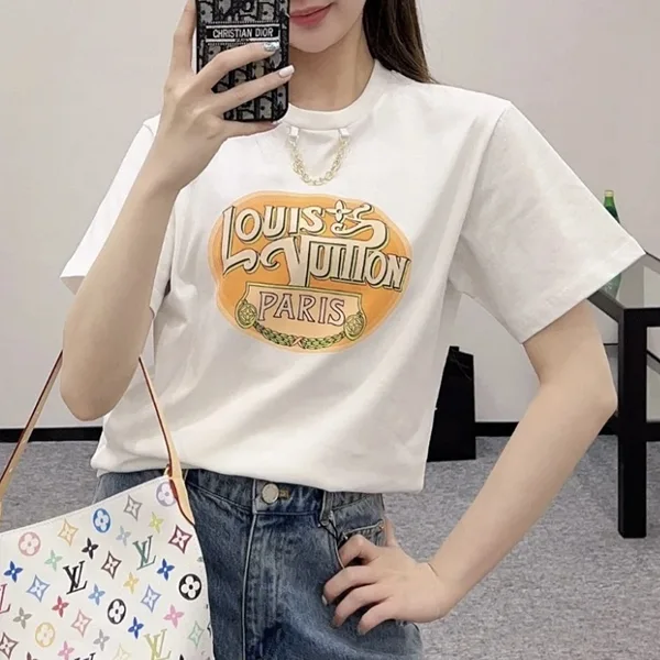 ルイヴィトン コピー トラベルパッチ シグネチャー Tシャツ 1AHISY