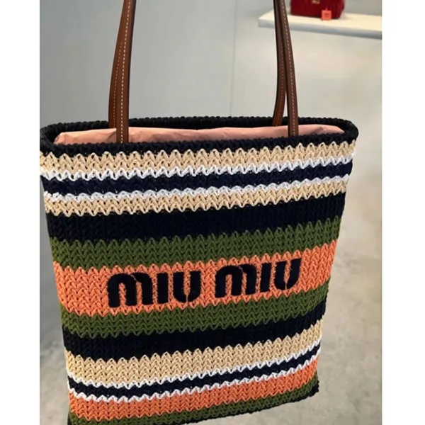 口コミで高評価!《特徴的なアクセント》【ミュウミュウ】ロゴかごバッグ 偽物 miu2548