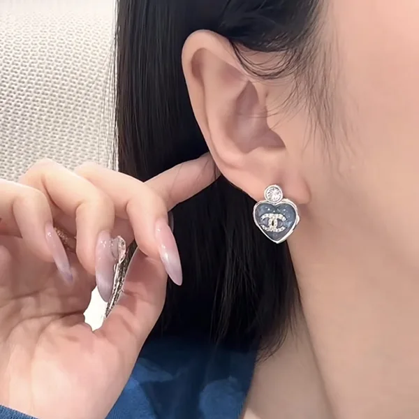 人気話題コラボ！【25 P】ころんと可愛いハート シャネル ピアス 偽物♡ココマークシルバー ABF524