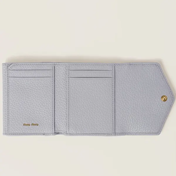 ミュウミュウ 偽物 ヴィッテロダイノレザーフラップ付 折り財布 5MH043_2DT7_F0009