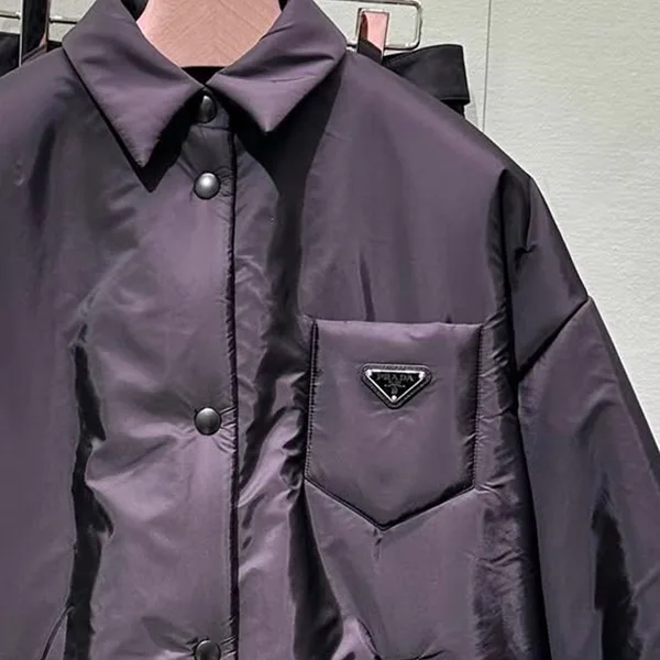先取り！プラダ リナイロン 軽量 パデッドジャケット 偽物 ロゴ付 pd253282