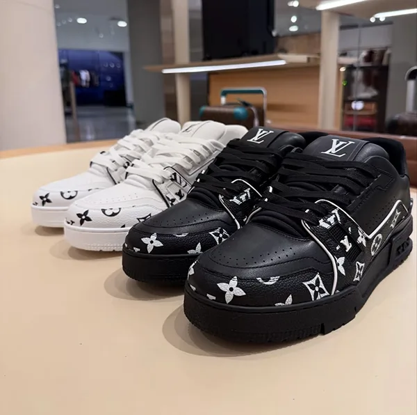 贈り物にもピッタリ★ルイヴィトン LV トレイナー 偽物 スニーカー モノクロモノグラム レザー 1AHTO