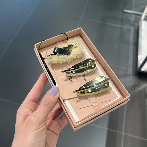 お早めに★【ミュウミュウ】ヘアクリップ 偽物 セット 5IF188