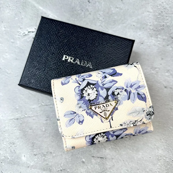 プラダ N級品 サフィアーノレザー 三つ折り財布 トライアングルロゴ 1MH0432C14