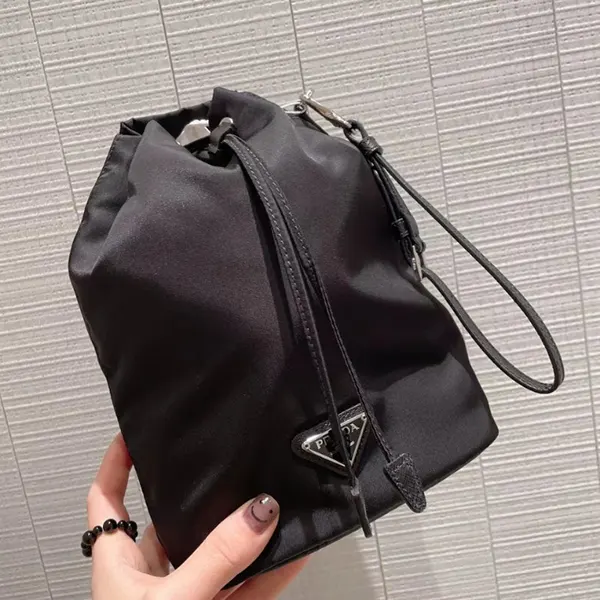 ギフト人気◆プラダ Re-Nylon 巾着 ポーチ ブラック スーパーコピー 1NE369