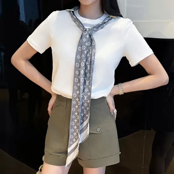 人気話題コラボ!首元に差がつく一枚【ルイヴィトン コピー】Tシャツ シルクスカーフ付 1AIR42