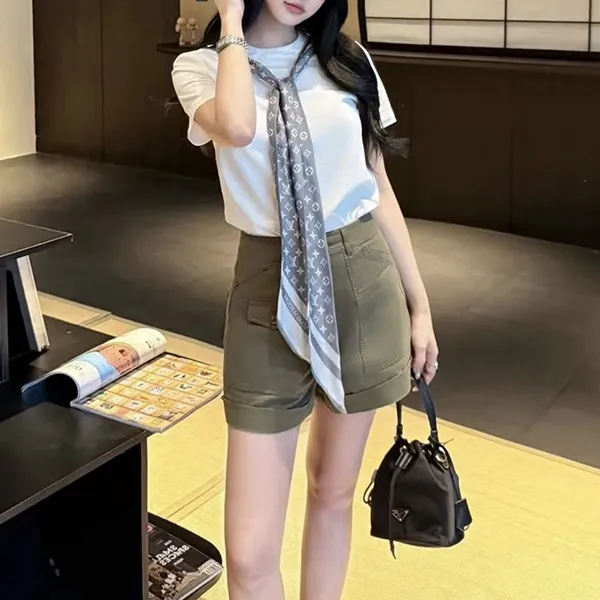 人気話題コラボ!首元に差がつく一枚【ルイヴィトン コピー】Tシャツ シルクスカーフ付 1AIR42