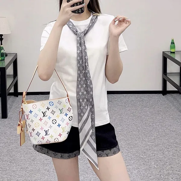 人気話題コラボ!首元に差がつく一枚【ルイヴィトン コピー】Tシャツ シルクスカーフ付 1AIR42
