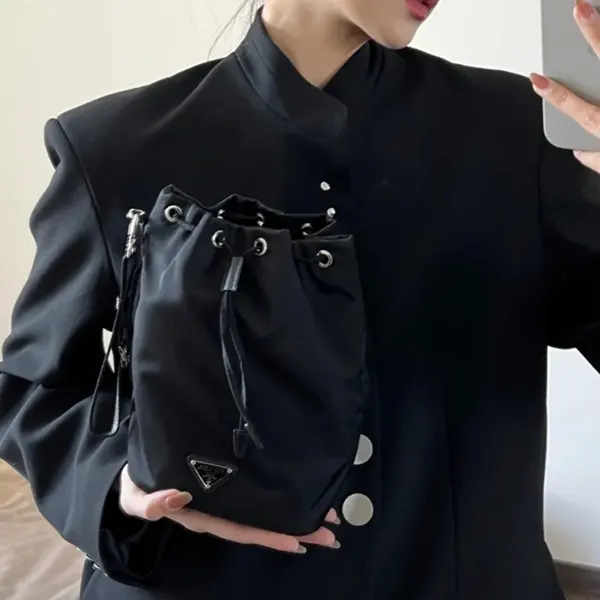 ギフト人気◆プラダ Re-Nylon 巾着 ポーチ ブラック スーパーコピー 1NE369