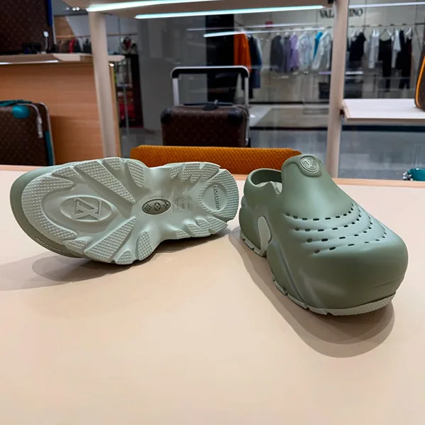 お洒落[N級品]◆クッション性高めで歩きやすい♪ルイヴィトン シャークサンダル 偽物 3色展開 1ADGM