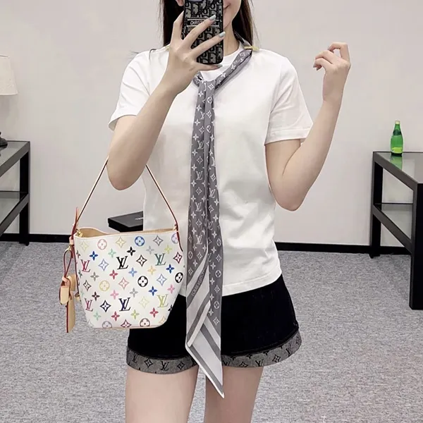 人気話題コラボ!首元に差がつく一枚【ルイヴィトン コピー】Tシャツ シルクスカーフ付 1AIR42