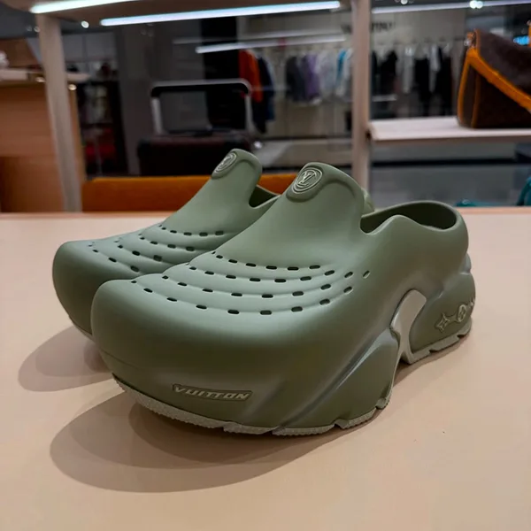 お洒落[N級品]◆クッション性高めで歩きやすい♪ルイヴィトン シャークサンダル 偽物 3色展開 1ADGM
