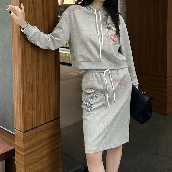 新作入手困難★ルイヴィトン トラベルスタンプ クロップ フーディ 1AGDAG