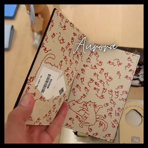 最新で絶対欲しい！猫ちゃんと海外旅行へ![ルイヴィトン] パスポートカバー ケース 偽物 M25753