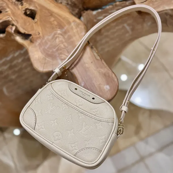 ルイヴィトン Tiny Camera Bag 偽物 モノグラム ショルダーバッグ M26509