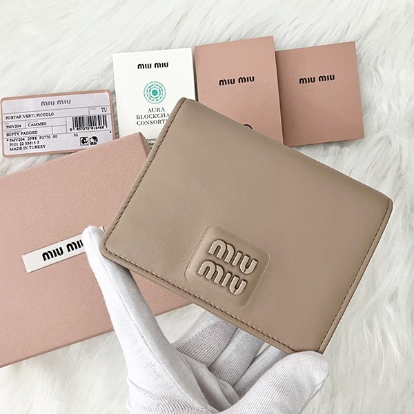 ミュウミュウ 偽物 Compact Wallet ロゴ コンパクト レザー二つ折り財布 5MV204 2F8K F0092