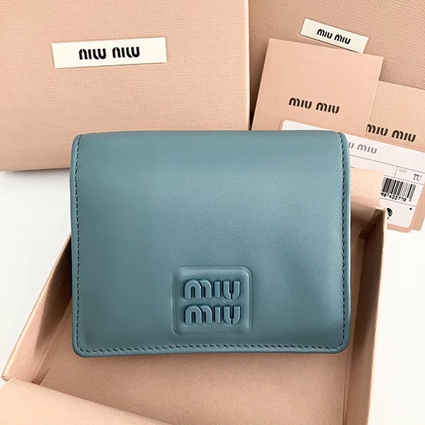 ミュウミュウ 偽物 Compact Wallet ロゴ コンパクト レザー二つ折り財布 5MV204 2F8K F0092