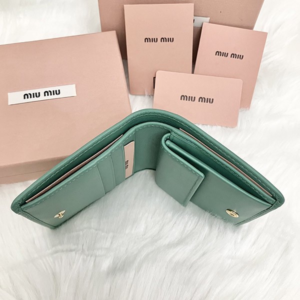 ミュウミュウ 偽物 Compact Wallet ロゴ コンパクト レザー二つ折り財布 5MV204 2F8K F0092